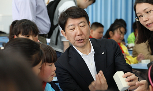 日產中國執行副總經理鈴木昭壽指導學生們制作油泥模型（文章內）.jpg